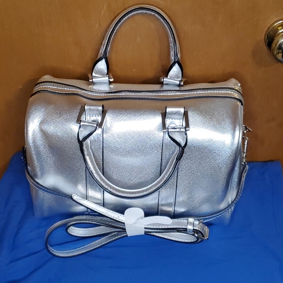 🎉Host Pick🎉 Silver Barrel Handbag With Strap - Picture 3 of 6